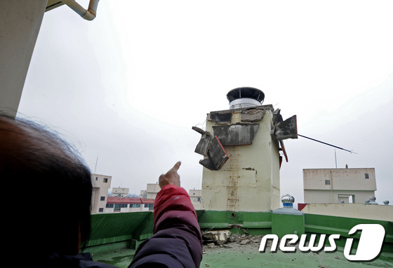 (전주=뉴스1) 김대웅 기자 = 22일 오후 1시경 전북 전주시 진북동 우성아파트 117동 건물 옥상에 설치된 굴뚝 외벽이 무너져 아슬아슬하게 걸려 있다. 2013.01.22/뉴스 …