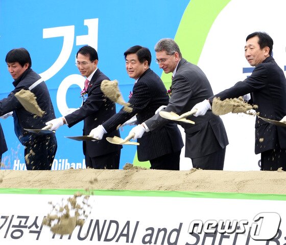 본문 이미지 - 권오갑 HD현대 명예회장(가운데)이 현대오일뱅크 사장이던 2013년 글로벌 에너지 기업 쉘(SHELL)과 합작으로 설립한 현대쉘베이스오일의 윤활기유 합작공장 기공식에 참석해 첫 삽을 뜨고 있다. (현대오일뱅크 제공, 재판매 및 DB 금지) 