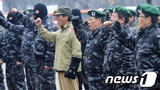 (서울=뉴스1) 손형주 기자 = 23일 오후 서울 중구 서울광장에서 특수임무유공자회 주최로 열린 북파공작원 복지 관련 규탄대회에서 참가자들이 구호를 외치고 있다. 특수임무유공자회는 …