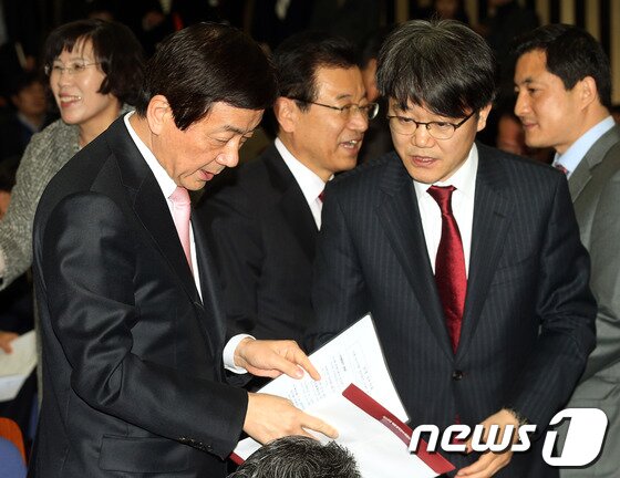본문 이미지 - 진영 대통령직인수위원회 부위원장 겸 새누리당 정책위의장이 23일 서울 여의도 국회의사당에서 열린 새누리당 의원총회에서 강석훈 인수위 국정기획조정분과 위원과 이야기를 나누고 있다. 2013.1.23/뉴스1 © News1 이종덕 기자
