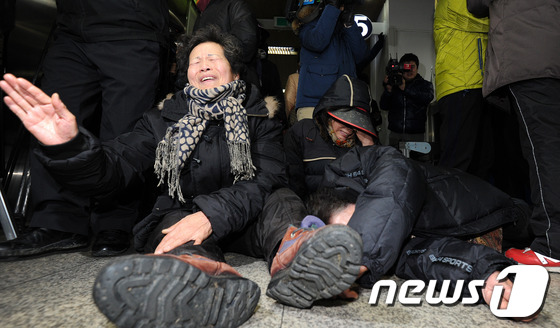 (서울=뉴스1) 박지혜 기자 = 24일 오후 서울 서초동 중앙지법에서 저축은행 피해자들이 억울함을 호소하고 있다. 이날 법원은 저축은행에서 불법 정치자금을 수수한 혐의로 기소된 이 …