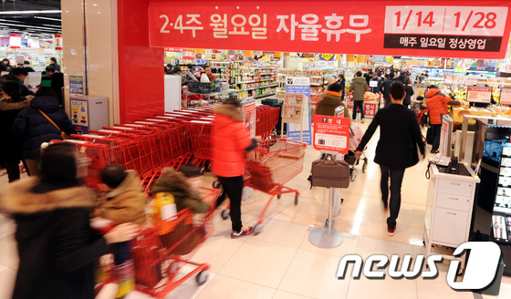 (충북=뉴스1) 김용빈 기자 = 충북 청주시내 대형마트 주말 의무휴업일이 매월 2·4주 일요일로 결정된 가운데 27일 오후 충북 청주시 흥덕구 롯데아울렛 청주점의 롯데마트가 영업을 …