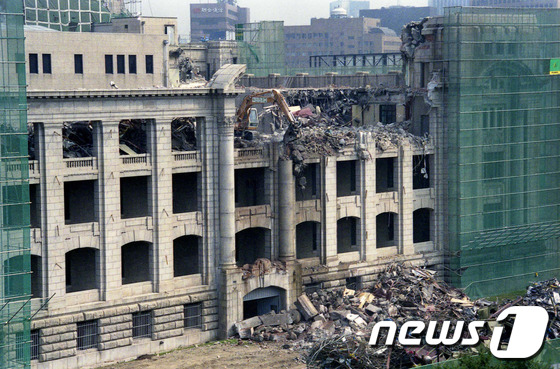 (서울=뉴스1)  = 서울시 시사편찬위원회가 1990년대 서울 시정, 유통과 소비, 도시 인프라와 교통, 시민 생활 등을 쉽게 볼 수 있는 사진집 '시민과 함께하는 서울'을 발간했 …