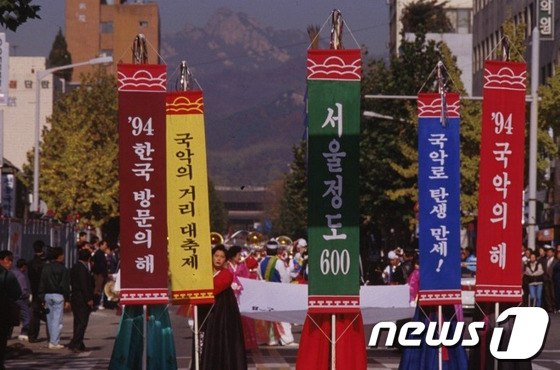 (서울=뉴스1)  = 서울시 시사편찬위원회가 1990년대 서울 시정, 유통과 소비, 도시 인프라와 교통, 시민 생활 등을 쉽게 볼 수 있는 사진집 '시민과 함께하는 서울'을 발간했 …