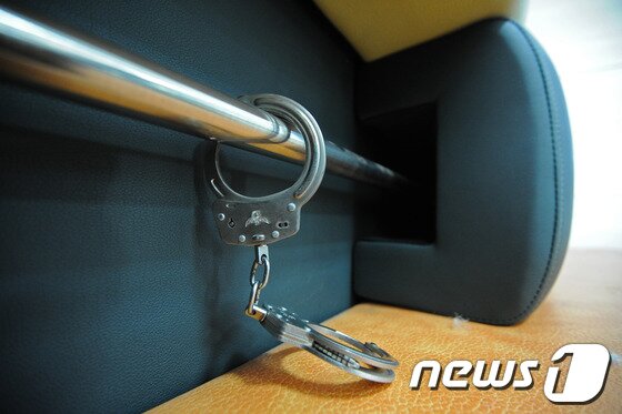 본문 이미지 - 지난 1월 28일 전북 전주 완산 경찰서에 절도로 붙잡혀있던 피의자가 경찰관들의 감시가 소흘한 상태를 틈타 느슨한 수갑을 빼고 도주했다. /뉴스1 © News1 김대웅 기자