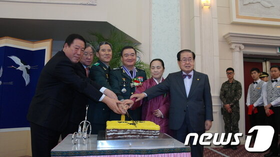 본문 이미지 - 전역축하 시루떡을 자르고 있다. © News1 