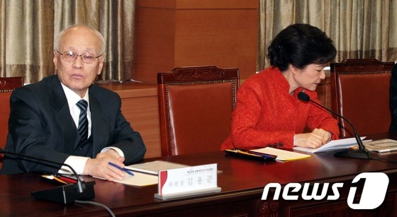 (서울=뉴스1) 인수위사진기자단 = 부동산 투기 및 두 아들 병역면제 등 등 각종 의혹에 휩싸인 김용준 초대 국무총리 후보자가 총리 후보 지명 닷새만인 29일 자진 사퇴키로 결론을 …