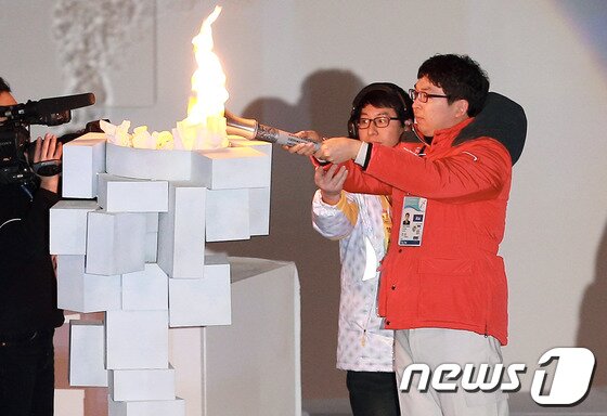 본문 이미지 - 지난달 29일 강원도 평창군 용평돔에서 열린 '2013 평창동계스페셜올림픽' 개막식에서 대한민국 스노보드 황석일 선수가 성화를 점화하고 있다. © News1   오대일 기자