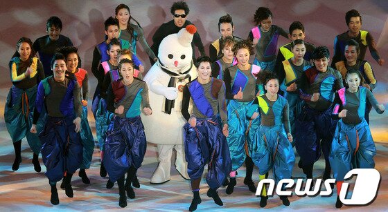 본문 이미지 - 지난달 29일 강원도 평창군 용평돔에서 열린 전 세계 지적 장애인들의 겨울축제 '2013 평창동계스페셜올림픽' 개막식의 축하공연 장면. © News1   오대일 기자