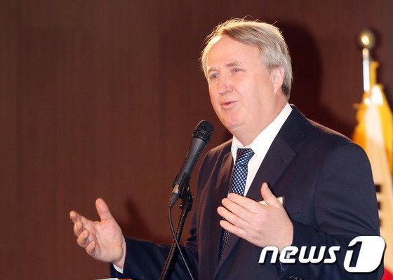 본문 이미지 - 3일 오전 서울 여의도 63빌딩에서 열린 '2013년도 의료계 신년인사회'에서 인요한 연세대 의대 교수가 인사말을 하고 있다. 인요한 교수는 박근혜 대통령 당선인 인수위원회 국민대통합부위원장으로 임명됐다. 2013.1.3/뉴스1