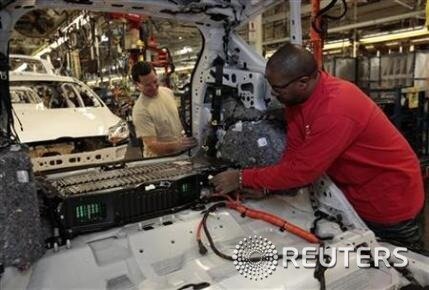 본문 이미지 - 자동차 공장에서 조립 중인 미국 노동자들 © 로이터=News1 