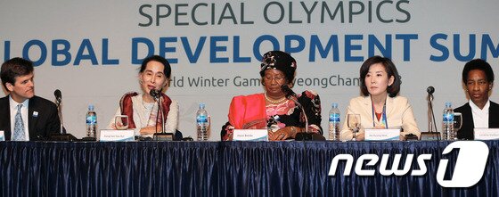 본문 이미지 - 전 세계 지적장애인들의 겨울축제 2013 평창동계스페셜올림픽 개막 이틀째인  지난달 30일 강원도 평창군 알펜시아 컨벤션센터에서 열린 '글로벌 개발 서밋(Global Development Summit)' 기자회견에서 미얀마의 민주화 지도자 아웅산 수치 여사가 발언하고 있다.  © News1   오대일 기자