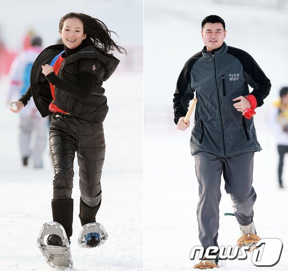 본문 이미지 - 중국배우 장쯔이와 NBA 스타 야오밍이 2013 평창동계스페셜올림픽 개막 이틀째인 지난달 30일 강원도 평창 알펜시아 바이애슬론 경기장에서 진행된 통합스포츠체험(Unified Sports Experience) 프로그램에서 스노슈잉 400ｍ 계주 경기에 참가해 힘껏 달리고 있다.  © News1   오대일 기자