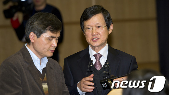 (대전=뉴스1) 이명근 기자 = 이인 카이스트 인공위성센터장이 31일 새벽 한국최초의 우주발사체 나로호에 실려 발사된 나로과학위성과 교신을 성공한 후 결과브리핑을 하고 있다. 20 …