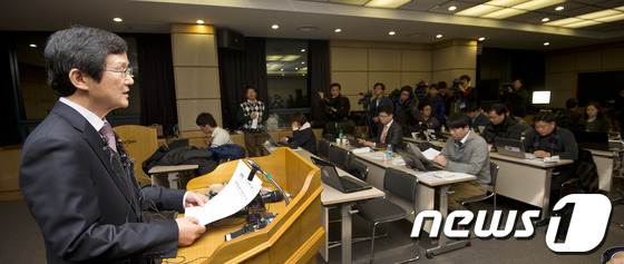 (대전=뉴스1) 이명근 기자 = 이인 카이스트 인공위성센터장이 31일 새벽 한국최초의 우주발사체 나로호에 실려 발사된 나로과학위성과 교신을 성공한 후 결과브리핑을 하고 있다. 20 …