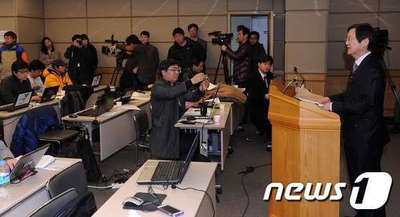 (대전=뉴스1) 손형주 기자 = 이인 카이스트 인공위성센터장이 31일 새벽 한국최초의 우주발사체 나로호에 실려 발사된 나로과학위성과 교신을 성공한 후 결과브리핑을 하고 있다. 20 …