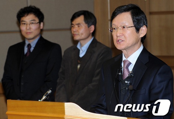 (대전=뉴스1) 손형주 기자 = 이인 카이스트 인공위성센터장이 31일 새벽 한국최초의 우주발사체 나로호에 실려 발사된 나로과학위성과 교신을 성공한 후 결과브리핑을 하고 있다. 20 …