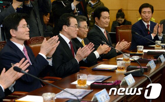 본문 이미지 - 지난달 31일 오후 서울 종로구 통의동 당선인 집무실에서 열린 박근혜 당선인과 전국 시도지사협의회의 간담회에서 참석자들이 박수를 치고 있다. © News1   인수위사진기자단