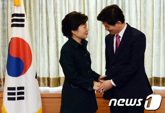 본문 이미지 - 박근혜 대통령 당선인이 31일 오후 서울 종로구 통의동 집무실에서 열린 전국 광역시도지사와의 간담회에 참석해 김문수 경기도지사와 인사나누고 있다.2013.1.31/뉴스1