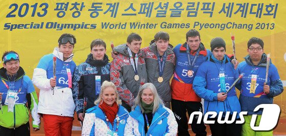 본문 이미지 - 2013 평창동계스페셜올림픽에서 한국에 첫 리본을 안긴 황석일(24, 맨 오른쪽)이 지난달 31일 강원도 평창 알펜시아리조트에서 열린 스노보딩 경기 시상식에서 상급 디비전2 부문 수상자들과 기쁨을 나누고 있다.  © News1   오대일 기자
