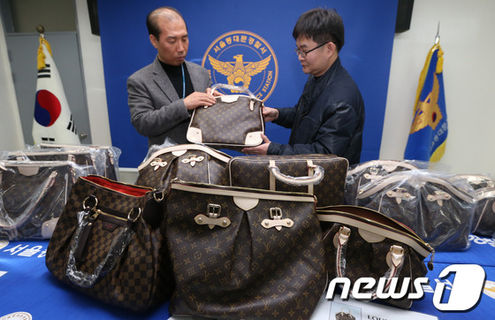 (서울=뉴스1) 송원영 기자 = 30일 오전 서울 동대문구 청량리동 동대문경찰서에서 경찰들이 해외 명품 브랜드인 루이비통 상표를 도용해 정교하게 제조한 50억원 상당의 'A급 짝퉁 …