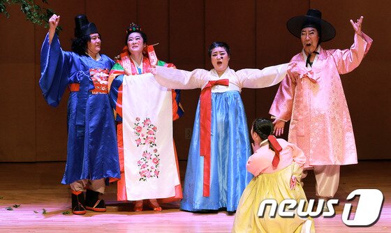 본문 이미지 - '지적 장애인들의 겨울축제' 2013 평창동계스페셜올림픽 개막 사흘째인 지난달 31일 강원도 평창 알펜시아리조트 콘서트홀에서 열린 그랜드오페라단의 창작오페라 '봄봄' 공연에서 배우들이 열연을 펼치고 있다. © News1   오대일 기자