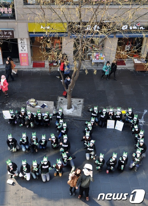 (서울=뉴스1) 손형주 기자 = 국제구호개발 NGO 굿네이버스가 SNS 전용 나눔 캠페인 '30일의 약속을 오픈한 것을 기념해 5일 오후 서울 종로구 인사동 거리에서 '30일의 약 …