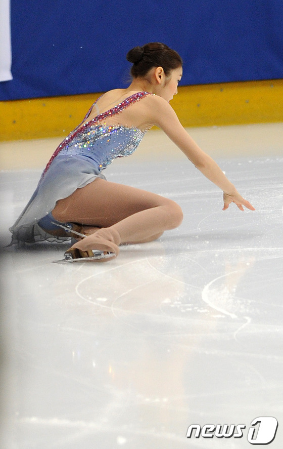 (서울=뉴스1) 이명근 기자 = 피겨여왕 김연아가 5일 오후 서울 목동아이스링크에서 열린 제67회 전국 남녀 피겨스케이팅 종합선수권대회에 출전해 쇼트프로그램 '뱀파이어의 키스' 무 …
