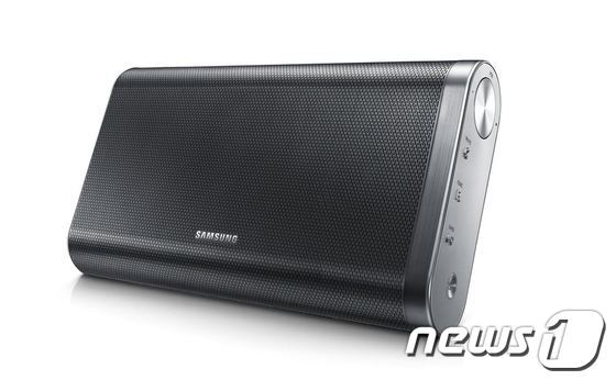 본문 이미지 - 가볍게 들고 다니기 편한 블루투스 스피커 DA-F60.(사진=삼성전자)© News1  