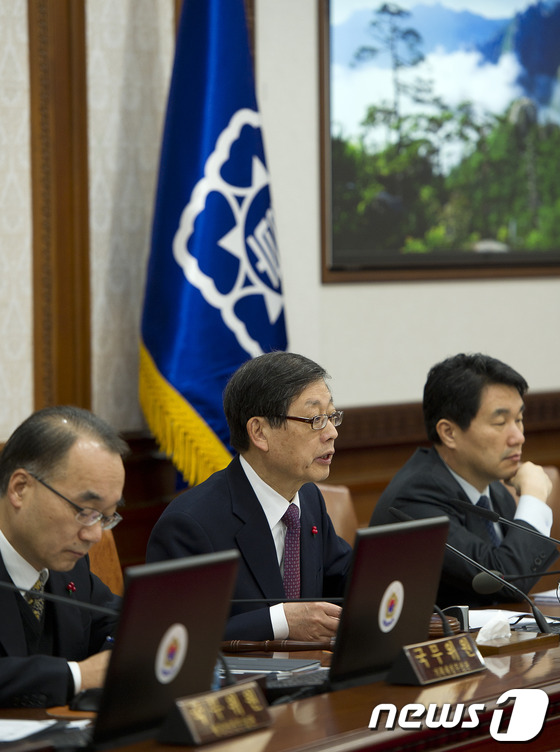 (서울=뉴스1) 이명근 기자 = 김황식 국무총리가 8일 오전 서울 세종로 정부서울청사에서 열린 국무회의서 모두발언을 하고 있다. 2013.1.8/뉴스1