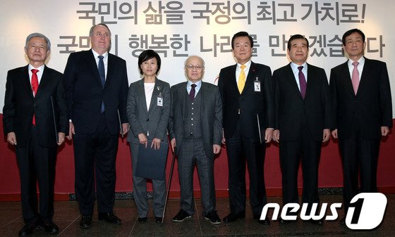 본문 이미지 - 8일 오후 서울 종로구 삼청동 대통령직 인수위원회 별관 로비에서 열린 국민대통합위원회 임명장 수여식에서 (왼쪽부터) 김중태, 인요한, 윤주경 부위원장, 김용준 인수위원장, 김경제 수석부위원장, 한광옥 위원장, 진영 인수위 부위원장이 기념촬영을 하고 있다. 2013.1.8/뉴스1