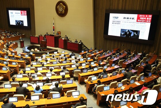 본문 이미지 - 지난 10월1일일 국회 본회의장에서 열린 긴급 현안질문에서 민주당 신경민 의원이 채동욱 전 검찰총장의 혼외아들 의혹을 보도한 지난달 6일 조선일보 기사를 놓고 황교안 법무부장관을 상대로 질문하고 있다. © News1 