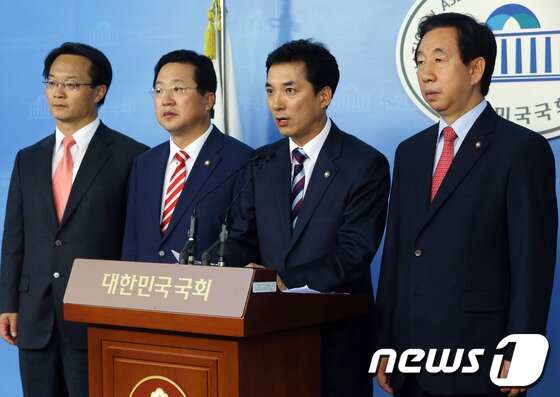 본문 이미지 - 새누리당 조해진, 이장우, 박민식, 김성태 의원&#40;왼쪽부터&#41;이 지난 1일 오후 서울 여의도 국회 정론관에서 서청원 전 한나라당 대표의 경기 화성갑 재보궐 선거 공천 반대 기자회견을 하고 있다. © News1 송원영 기자