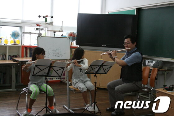 본문 이미지 - 수업중인 김은표 교수© News1
