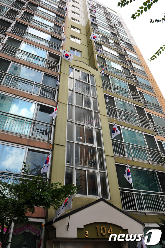 (서울=뉴스1)  = 개천절을 앞둔 1일 송파구 문정동 문정푸르지오1차 아파트에 개천절을 맞아 아파트 250가구 전체에 태극기가 달려있다.(송파구청 제공) 2013.10.1/뉴스1 …