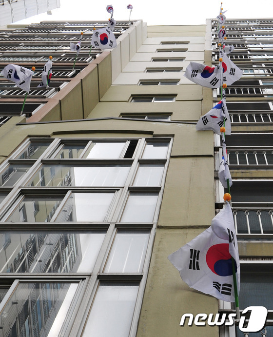 (서울=뉴스1)  = 개천절을 앞둔 1일 송파구 문정동 문정푸르지오1차 아파트에 개천절을 맞아 아파트 250가구 전체에 태극기가 달려있다.(송파구청 제공) 2013.10.1/뉴스1 …