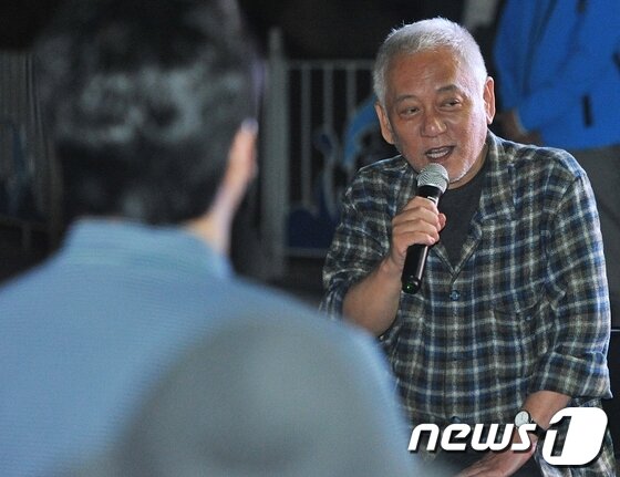 본문 이미지 - &#39;민주·민생 살리기&#39; 전국 순회투쟁에 나선 민주당 김한길 대표가 지난 1일 오후 울산시 동구 일산해수욕장 중앙광장에서 &#39;노숙자 김한길의 토크콘서트&#39;를 열고 시민들과 이야기를 하고 있다. 2013.10.1/뉴스1 © News1   노화정  기자