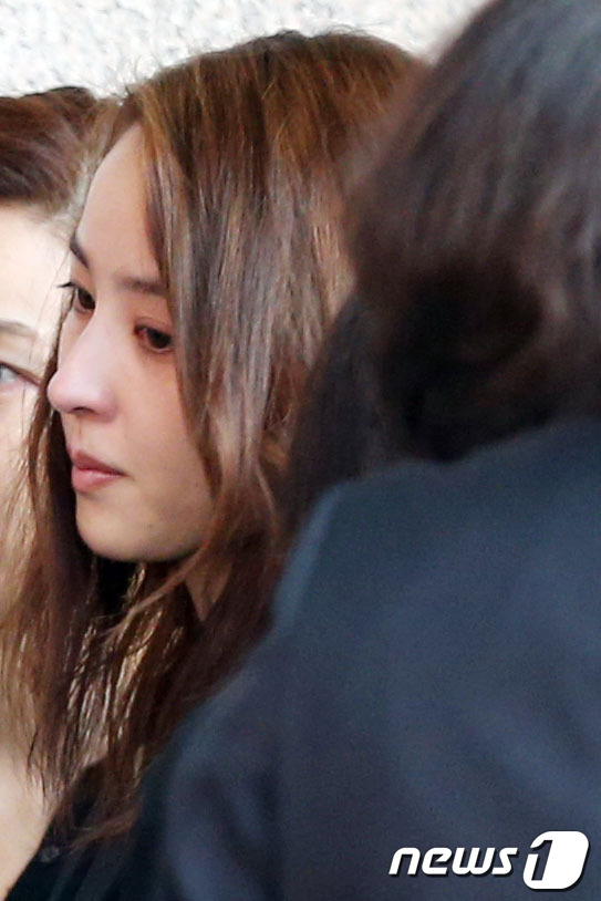 (서울=뉴스1) = 지난 8일 알 수 없는 원인에 따른 뇌사 상태 중 사망한 가수 로티플스카이의 발인식이 엄수된 가운데 10일 오전 서초구 반포동 서울성모병원 장례식장을 찾은 배우 …