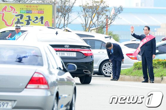 본문 이미지 - 10·30 포항 남·울릉 재선거 후보등록이 시작됐던 지난 10일 박명재 새누리당 후보가 포항정치 1번지인 형산강 교차로에서 출근길 시민들에게 지지를 호소하고 있다.© News1 