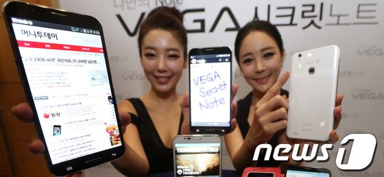 본문 이미지 - 팬택(대표이사 사장 이준우)이 10일 오전 서울 상암동 팬택 R&D 센터에서 '베가 시크릿 노트' 출시 기념행사를 진행, 모델들이 제품을 선보이고 있다. 2013.10.10 머니투데이/뉴스1  © News1   (서울=뉴스1)