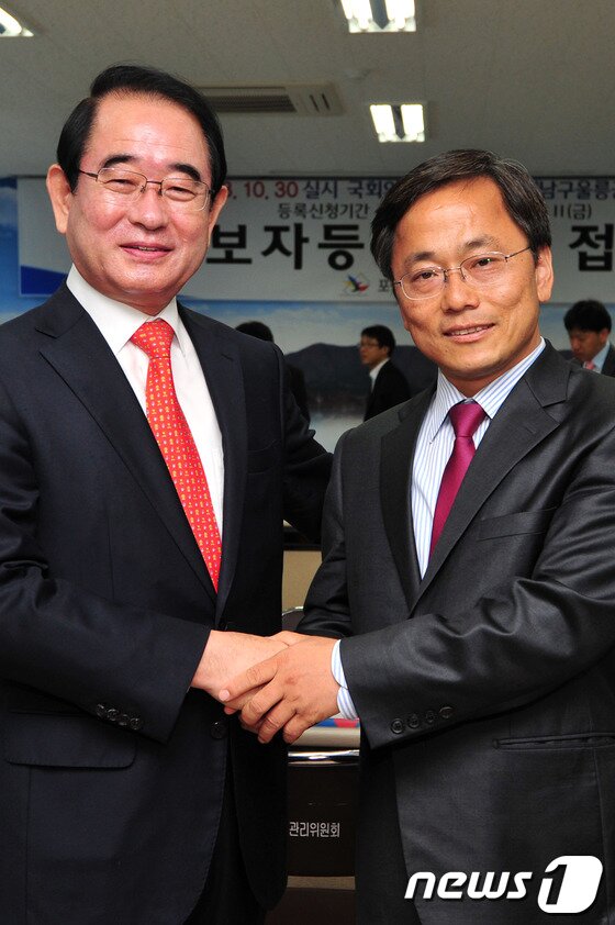 본문 이미지 - 10.30포항ㆍ울릉 재선거 후보등록이 시작된 10일 박명재 새누리당 후보&#40;왼쪽&#41;과 허대만 민주당 후보가 포항남구선거관리위원회에 후보등록을 마친 후 공명선거를 약속하고 있다.2013.10.10/뉴스1 © News1 최창호 기자