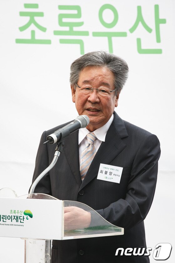 본문 이미지 - 초록우산 어린이재단 전국후원회장인 배우 최불암이 지난 2013년 10월 10일 서울 중구 무교동 어린이재단 본부에서 열린 '초록우산 어린이재단 명예의 전당 제막식'에 앞서 축사를 하고 있다. 초록우산 어린이재단은 올해 창립 65주년을 기념해 소외된 아이들의 행복을 위해 나눔을 실천한 기부자들의 뜻을 기리고자 장기·고액·특별 후원자들의 이름과 사진을 새긴 명예의 전당을 재단 1층 로비에 마련했다. 2013.10.10/뉴스1