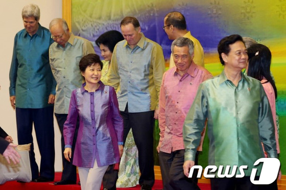 (서울=뉴스1) 박철중 기자 = 박근혜 대통령이 9일 오후(현지시간) 브루나이 인터네셔널 컨벤션센터에서 열린 한-아세안(ASEAN) 정상회의 갈라 만찬에서 각국 정상들과 함께 브루 …