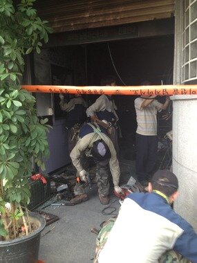 본문 이미지 - '지구촌사랑나눔' 전력 복구를 위해 한전 직원들이 작업 중이다. © News1 