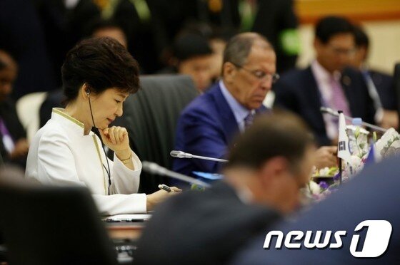 본문 이미지 - 박근혜 대통령이 10일 브루나이 반다르스리브가완 인터내셔널 컨벤션센터에서 열린 8차 EAS&#40;동아시아정상회의&#41;에 참석하고 있다. &#40;청와대 블로그&#41; 2013.10.10/뉴스1 © News1   박철중 기자 