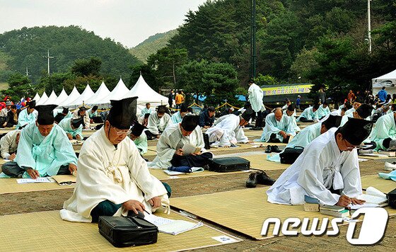 본문 이미지 - 11일 강원 영월군 김삿갓면 와석리 김삿갓유적지 일원에서 열린 '제16회 김삿갓 문학제'에서 참석자들이 조선시대 과거시험 재현행사에 참여하고 있다. 2013.10.11/뉴스1 ⓒ News1 하중천 기자