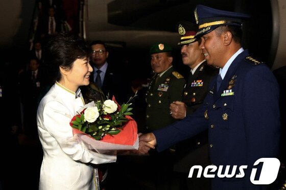 본문 이미지 - 박근혜 대통령이 10일&#40;현지시간&#41; 오후 인도네시아 자카르타에 도착하고 있다. &#40;청와대 블로그&#41; 2013.10.11/뉴스1 © News1   박철중 기자