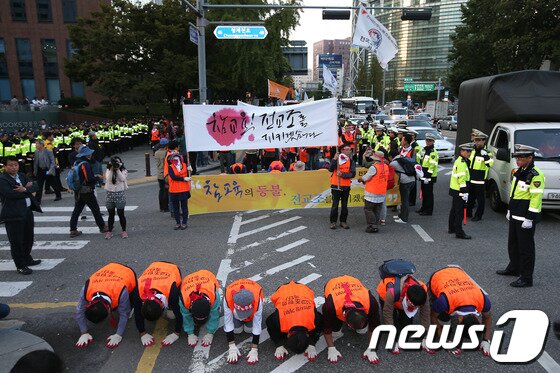 본문 이미지 - 11일 오후 서울 종로구 보신각 앞에서 '전교조 사수 민주노총 결의대회'를 마친 전교조 조합원을 비롯한 참가자들이 '법외노조화' 철회를 촉구하는 삼보일배를 하며 서울광장으로 향하고 있다. 2013.10.11/뉴스1