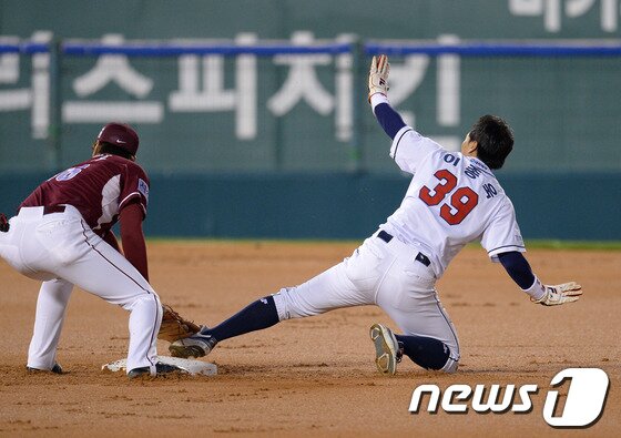 본문 이미지 - &#39;2013한국야쿠르트 세븐 프로야구&#39; 준플레이오프&#40;PO&#41; 3차전 두산 베어스와 넥센히어로즈의 경기가 11일 서울 잠실야구장에서 열렸다.두산 1회말 무사 1루 민병헌 타석때 1루주자 이종욱이 2루 도루를 성공 시키고 있다. 2013.10.11/뉴스1 © News1   이동원 기자