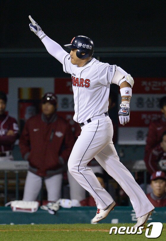 본문 이미지 - '2013한국야쿠르트 세븐 프로야구' 준플레이오프(PO) 3차전 두산 베어스와 넥센히어로즈의 경기가 11일 서울 잠실야구장에서 열렸다.두산 4회말 2사 상황 홍성흔이 좌측담장을 넘기는 솔로홈런을 날린 후 홈을 향해 내달리고 있다. 2013.10.11/뉴스1 © News1   이동원 기자